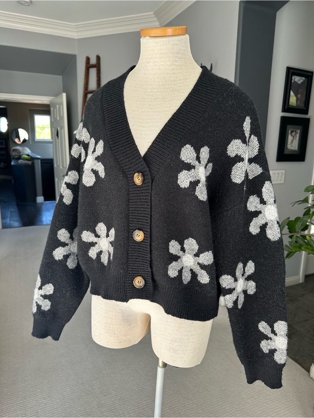 T Tahari Black Cardigan with Light Gray Floral Motif, size XL - Picture 3 of 12